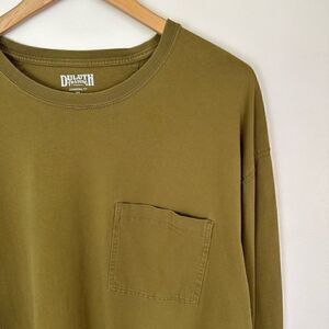 Duluth Trading Co men’s olive green single chest pocket twill cotton long tail t
